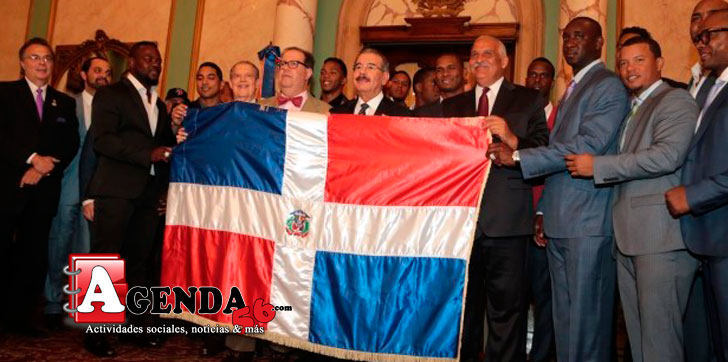 Danilo-entrega-Bandera-Escogido