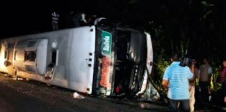 Autobus-volcado-Bolivia