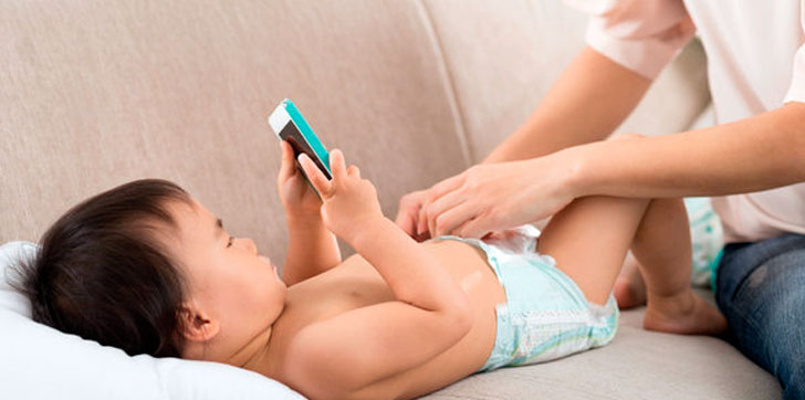 Niño-smartphone