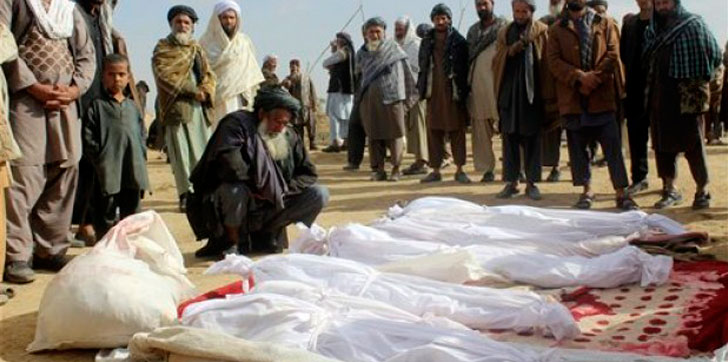 KANDAHAR, Afganistán (AP) — Al menos siete personas murieron después de que un atacante suicida se inmoló frente a soldados afganos en la provincia de Helmand, informaron autoridades afganas el sábado. Omer Zwak, portavoz del gobernador provincial de Helmand, dijo que otras 22 personas resultaron heridas en el ataque, que tuvo lugar en la capital de la provincia, Lashkar Gah. Mohammad Rasoul Zazai, portavoz del ejército en Helmand, confirmó que tres soldados están entre los muertos y siete entre los heridos. Ningún grupo se responsabilizó del ataque, pero los insurgentes del Talibán suelen usar bombas y atentados suicidas contra las fuerzas de seguridad y funcionarios gubernamentales. - See more at: http://www.elcaribe.com.do/2017/02/11/ataque-suicida-deja-7-muertos-afganistan#sthash.Yj673T87.dpuf