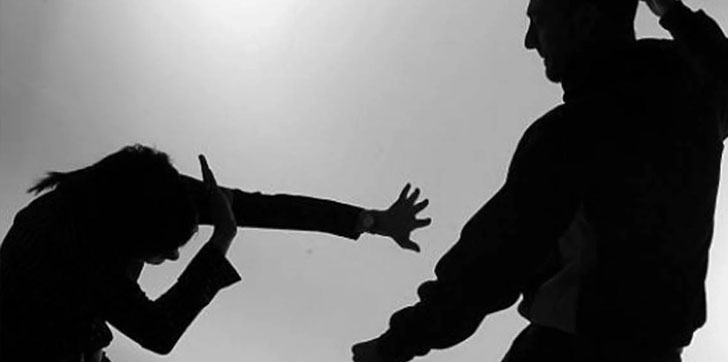 Hombre-celoso-golpea-a-su-esposa-en-Haina