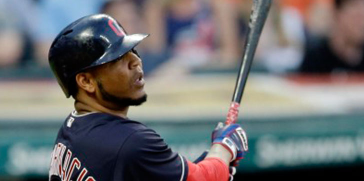 Encarnacion-mira-pelota