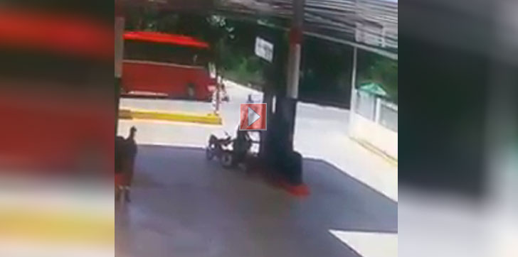 Autobus-embiste-joven