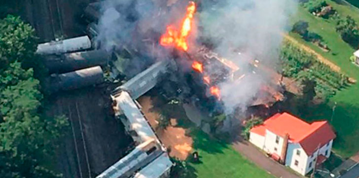 HYNDMAN. El descarrilamiento de parte de un tren de carga en Pennsylvania el miércoles provocó incendios en varios vagones y un garaje y obligó a evacuar viviendas cercanas. No se registraron víctimas. El vocero de CSX, Rob Doolittle, dijo que al menos 32 vagones del tren de carga descarrilaron alrededor de las 5 de la mañana en Hyndman, 160 kilómetros (100 millas) al sureste de Pittsburgh. El convoy, que iba de Chicago a Selkirk, Nueva York, tenía cinco locomotoras y 178 vagones. Al menos un vagón cargado de gas licuado de petróleo y otro con azufre derretido volcaron y se incendiaron. El garaje de una vivienda también se incendió, según las autoridades. Añadió que la empresa colaboraba con los socorristas para proteger la seguridad del público y el personal del ferrocarril. Se desconocían por el momento las causas del accidente. Los bomberos evacuaron a todos en 800 metros (media milla) a la redonda. La vocera de emergencias Ruth Miller dijo que cientos de personas debieron abandonar sus hogares. “CSX ofrece disculpas por el impacto de este incidente en los vecinos de Hyndman, y seguirá apoyando a los socorristas y la comunidad”, dijo Doolittle. Hyndman es una población de menos de 1.000 habitantes cerca del límite con Maryland. Se instaló un refugio en la escuela Hope for Hyndman y se pidió ayuda a la Criz Roja, dijeron el coordinador de emergencias del condado de Bedford, Harry Corley, y el vocero Dan Tobin. Las llamas seguían activas siete horas después del descarrilamiento, dijo Corley. “La prioridad de CSX es colaborar con los socorristas y otros funcionarios para proteger la seguridad del público”, dijo Doolittle. “El personal de CSX está en el lugar para ayudar a los socorristas, dar información sobre la carga del tren y asesoría experta sobre accidentes ferroviarios”.