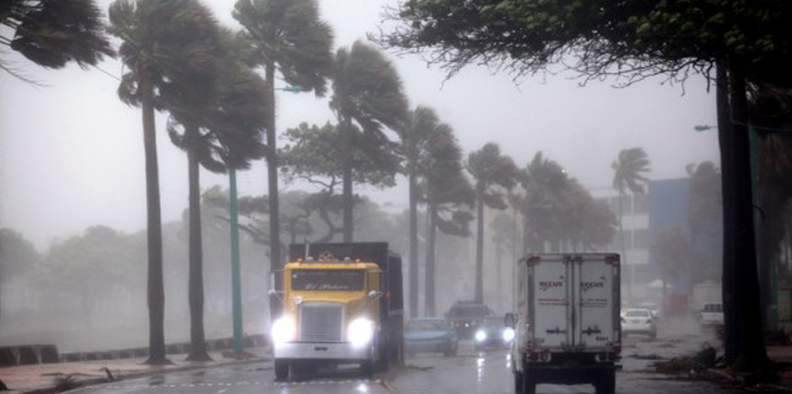 SANTO DOMINGO.- Las autoridades de socorro de la República Dominicana colocaron 14 provincias en alerta verde (mínima) debido a las lluvias que afectarían esas demarcaciones en las próximas horas, a consecuencia de una vaguada localizada en la parte este del país. El Centro de Operaciones de Emergencias (COE) exhortó a los ciudadanos de esas provincias a estar alertas a los boletines que emitirá ese organismo. De acuerdo con el pronóstico del tiempo, se esperan aguaceros durante las horas de la noche en las provincias de La Altagracia, El Seibo, Hato Mayor, La Romana y San Pedro de Macorís, en el este dominicano. Además, en Monte Plata (sureste); Sánchez Ramírez, La Vega, Monseñor Nouel, Duarte y Santiago (norte); Santiago Rodríguez y Dajabón (noroeste) y San Juan (suroeste). El director del COE, general del Ejército Juan Manuel Méndez García, exhortó a las personas que viven próximo a ríos, arroyos y cañadas de las provincias bajo alerta, a tomar las medidas de precaución necesarias. En años recientes, las lluvias atribuidas al fenómeno "La Niña", han causado estragos en República Dominicana.
