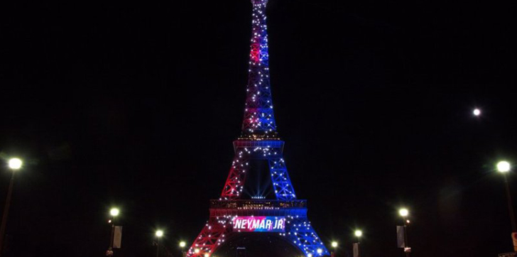 Un hombre en posesión de un arma blanca fue detenido el sábado por la noche después de superar por la fuerza uno de los controles de seguridad de la Torre Eiffel en París y gritar “Allahu Akbar”, indicaron este domingo fuentes concordantes. No se registraron víctimas y por el momento se descartó la pista terrorista. La fiscalía de París abrió una investigación por apología del terrorismo e intento de homicidio, señaló una fuente judicial. “Un hombre franqueó un primer pórtico empujando a un agente de seguridad de un golpe de hombro. Luego sacó un cuchillo gritando ‘Allahu Akbar'”, según una fuente próxima a la investigación. “Militares de la operación Centinela le ordenaron entonces que depositara su cuchillo en el suelo. Lo hizo sin oponer resistencia y fue inmediatamente detenido”, agregó la fuente. “Se trata del perfil de alguien que tiene antecedentes psiquiátricos y que salió de un centro psiquiátrico a finales de julio”, según la fuente próxima a la investigación. Según los primeros elementos, se trata de un francés nacido en 1998 en Mauritania. El monumento, que vistió el sábado por la noche los colores del Paris Saint Germain para celebrar el fichaje del delantero internacional brasileño Neymar por el club de fútbol de la capital, acoge a los visitantes hasta medianoche todos los días del año.