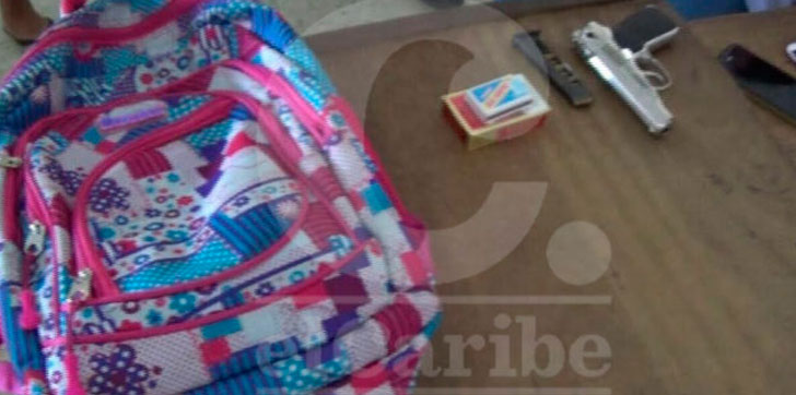 Niña-pistola-escuela