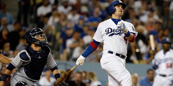 Yasmani-Grandall-mira-bola