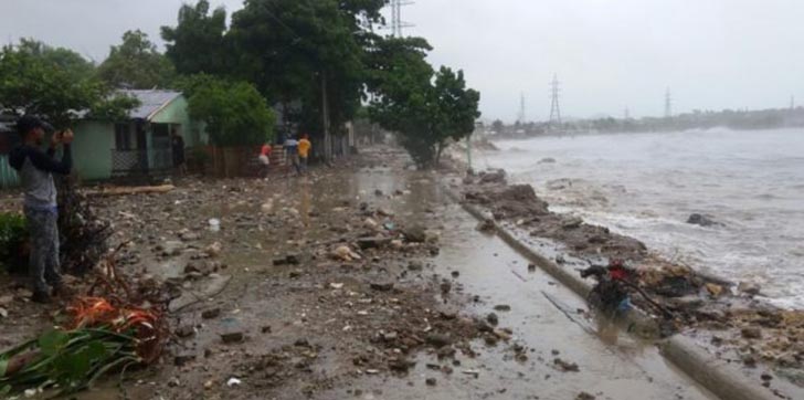 fuerte-oleaje-afecta-sectores-cercanos-a-playas