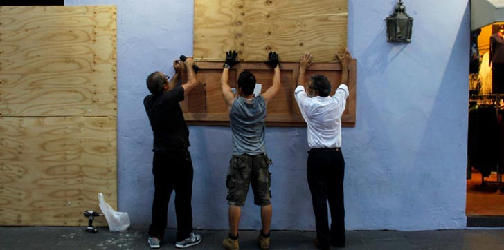 puertorriqueños-se-preparan-paso-del-huracan