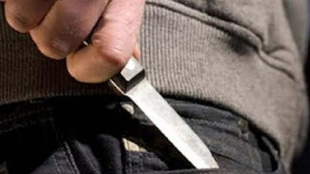 chofer-de-carro-publico-le-corto-la-mano