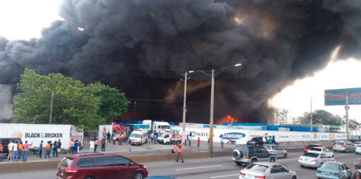 incendio-hace-colapsar-almacen-de-plaza-lama