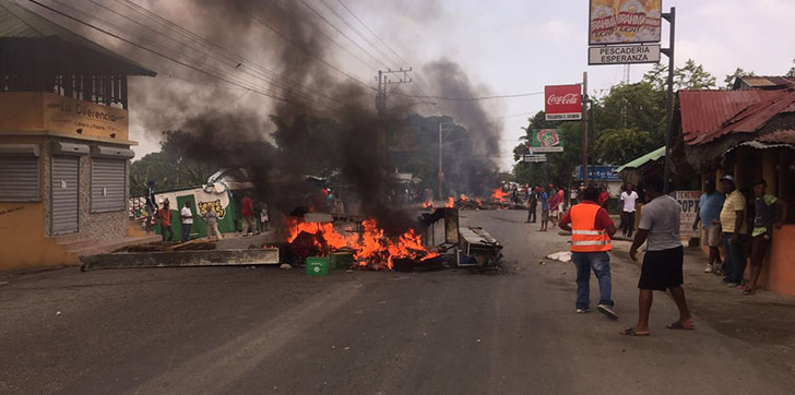 queman-neumatico-obstuyen-transito-comunidad-puerto-plata