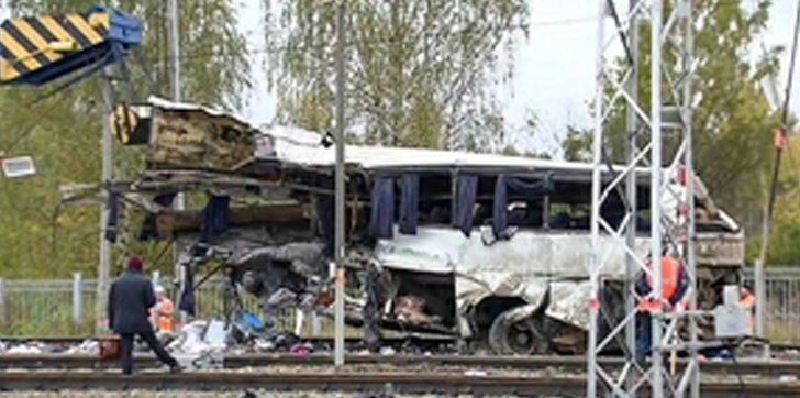 una-colision-entre-un-tren-y-un-autibus