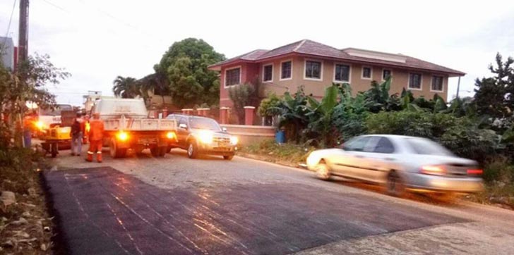 obras-publica-realiza-bacheo-en-la-calle-santa-teresa-en-SDE