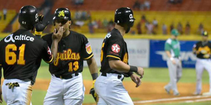 Danny-Santana-saluda