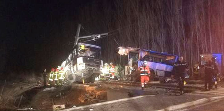 varios-muertos-tras-choque-de-tren-contra-autobus