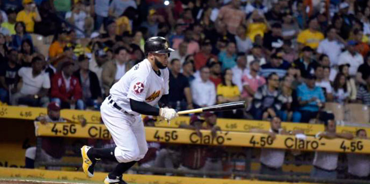 Juan-Carlos-Perez-mira-bola