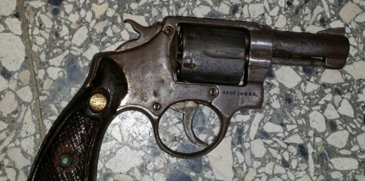 Mujer-entrega-a-PN-de-Tenares-pistola