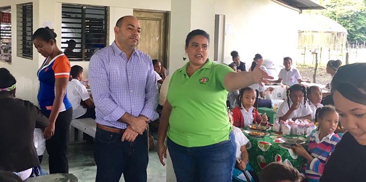 edmundo-tavarez-visita-centro-de-niños