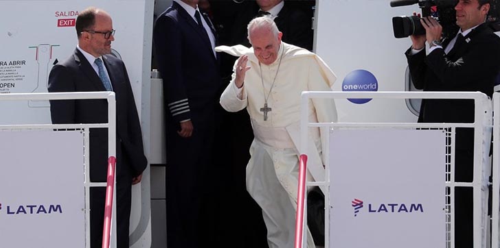 el-papa-aterrizo-en-lima