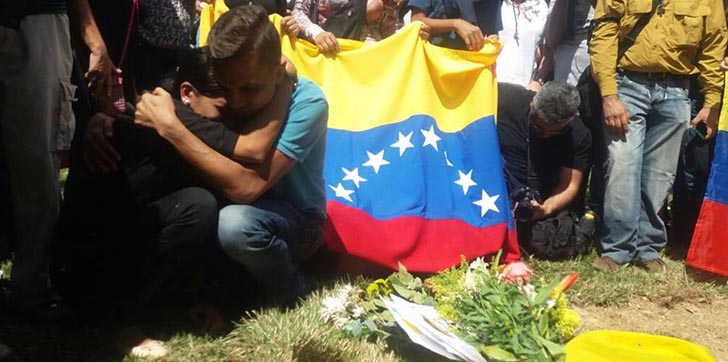 la-dura-despedida-de-familiares