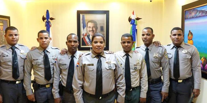 madre-y-su-sesis-hijo-policia