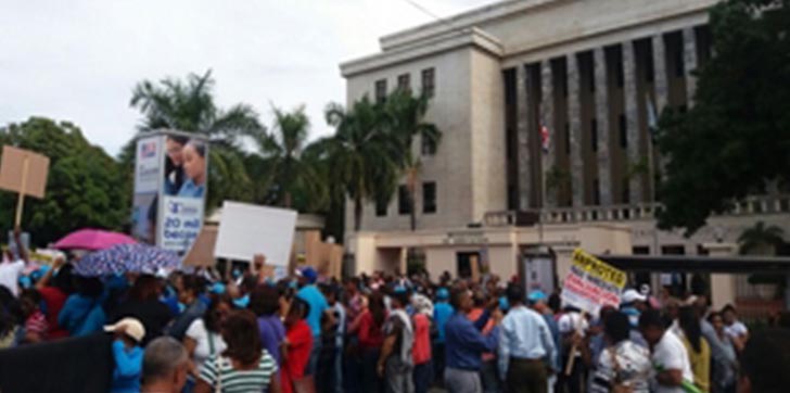 maestros-protestan-frente-a-educacion