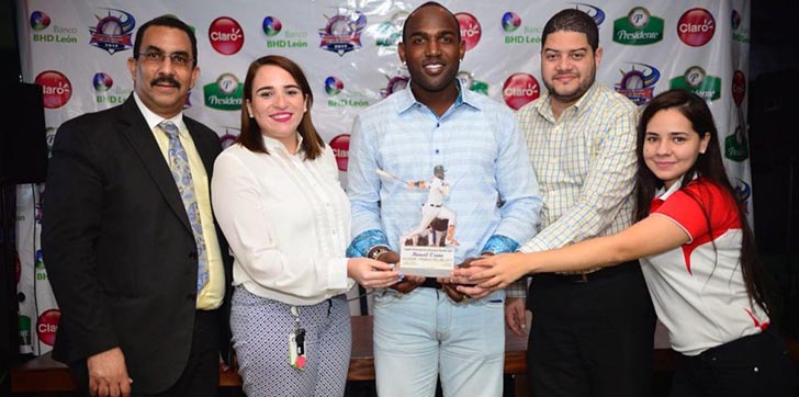 marcell-ozuna-recibe-premio-jugador-ofensivo