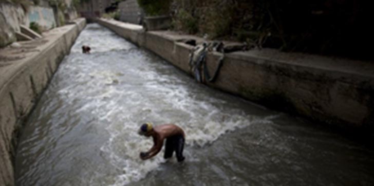 venezolanos-pobres-recurren-a-buscar-chatarra