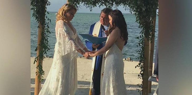 Profesora-de-escuela-catolica-despedida-tras-casarse-con-su-novia