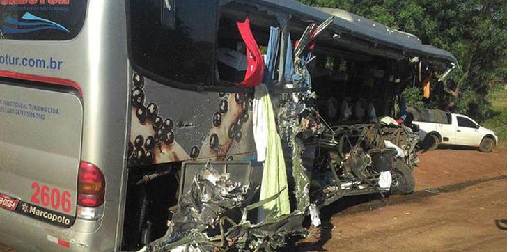 choque-entre-autobus-y-camion-deja-6-muertos-y-30-heridos