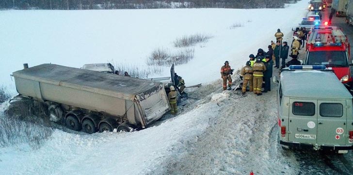 choque-entre-un-camion-y-un-microbus