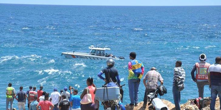 cuatro-personas-se-lanzan-al-mar