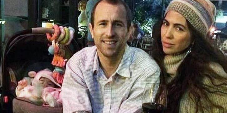 hombre-planifico-viaje-paradisiaco-con-su-esposa