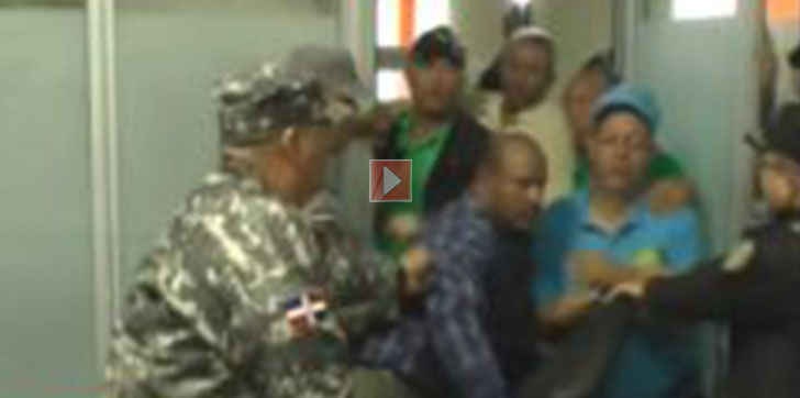 policias-se-enfrentan-a-maestros