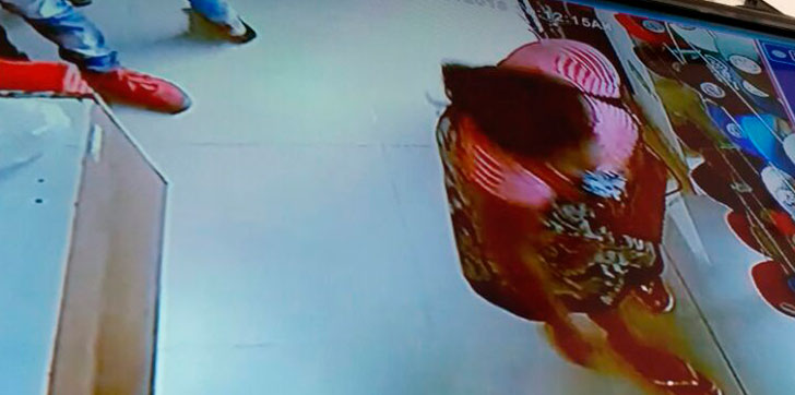 dos-mujeres-roban-caja-chica