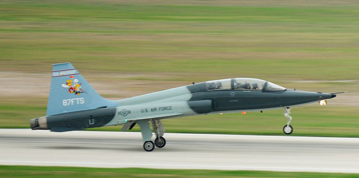 se-estrella-un-avion-militar