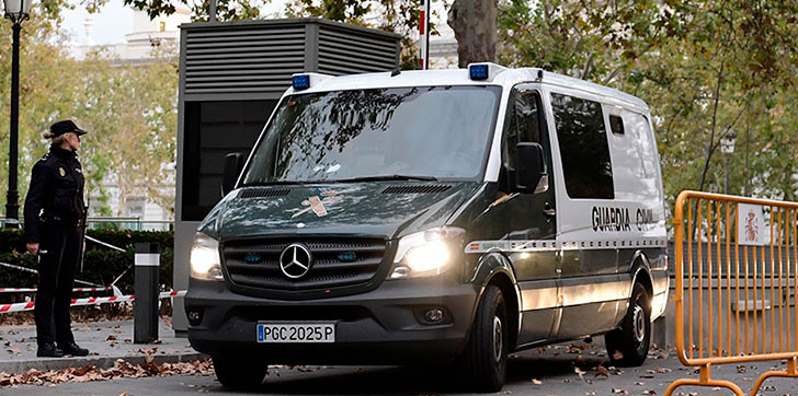 al-menos-tres-persona