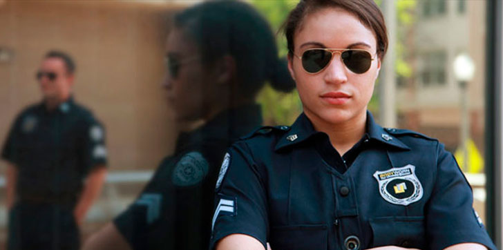 se-hace-pasar-por-una-ayudante