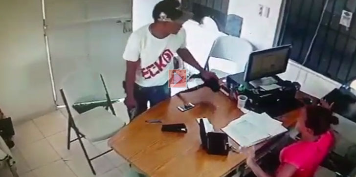 Hombre armado asalta estación de combustible y carga con una indeterminada cantidad de dinero