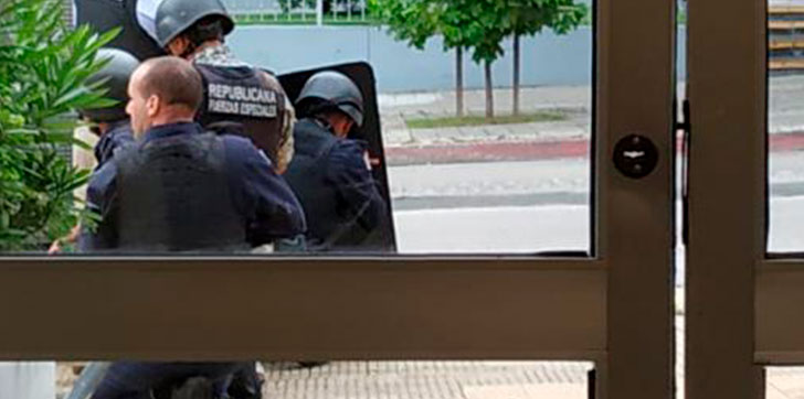 hombre-se-atrinchera