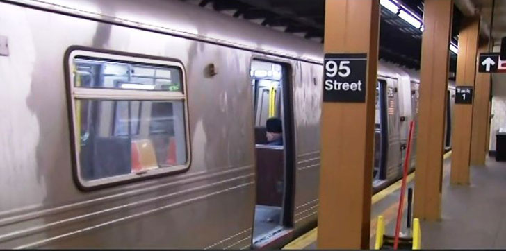 LATINO-CAE-LOS-RIELES