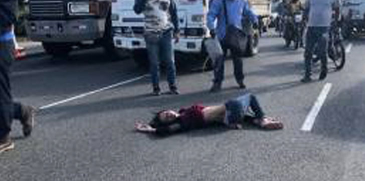 MUJER-LANZADA-VEHICULO