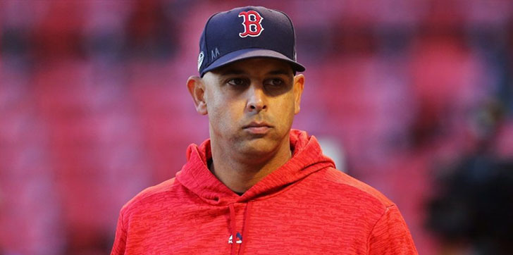 alex-cora-recibe