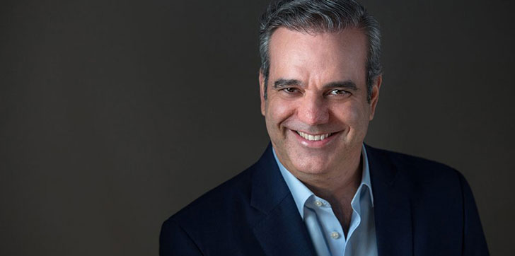 Abinader-llega-a-sfm