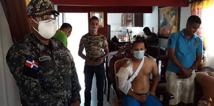 entregan-comida-a-policia