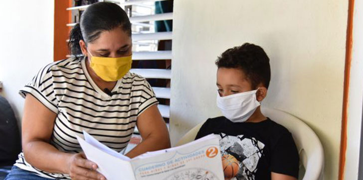 madre-aprovecho-clases-de-su-hijo