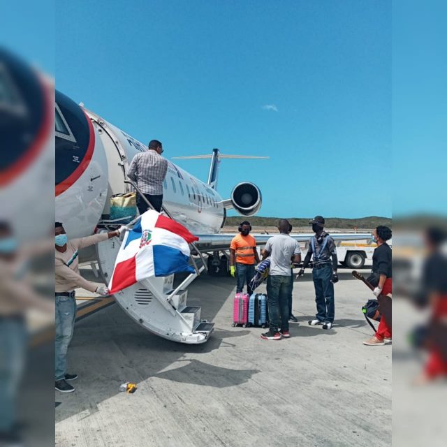 retornan-50-dominicanos-al-pais