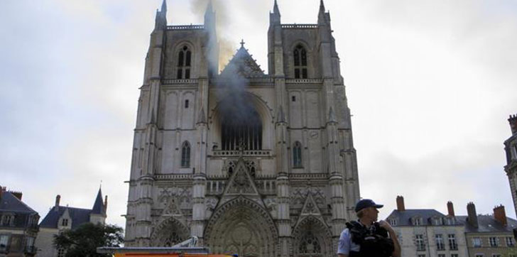 fuego-en-catedral